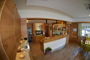 Hol lub bar w obiekcie Fischwirtshaus Landmotel Die Donaurast