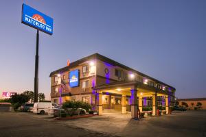 ストックトンにあるWaterloo Innの建物の前に看板があるホテル