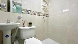 un bagno bianco con un water e un lavandino di Casa Renacer a Cartagena de Indias Altre 26 foto