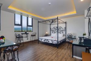Azura Gold Hotel & Apartment في نها ترانغ: غرفة نوم بسرير مع اطار معدني