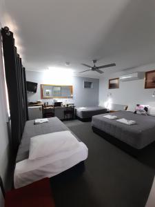 Giường trong phòng chung tại Civic Motel Grafton