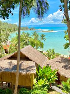 a view of the ocean from a resort at Kalulushi Bungalows in Haad Pleayleam