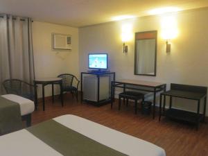 Hotel Alejandro Taclobanにあるベッド