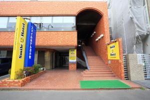 un edificio de ladrillo con una escalera que conduce a un túnel en Smile Hotel Tomakomai, en Tomakomai