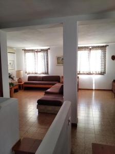 ein Wohnzimmer mit 2 Betten und einem Sofa in der Unterkunft Villa with garden and terrace for 8 pax in Capoliveri