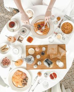 Makanan di atau di tempat lain dekat hotel