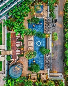 Kolam renang di atau di dekat Four Seasons Hotel Jakarta