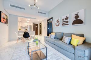 Posezení v ubytování Snug 1BR at MAG 520 Dubai South by Deluxe Holiday Homes