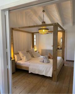 A bed or beds in a room at Finca Hotel Rural Es Turó