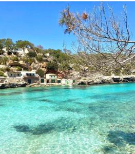 een uitzicht op een strand met turquoise water bij Villa Station by Cassai in Ses Salines