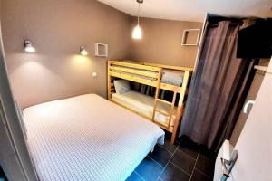 a small bedroom with a bed and a bunk bed at 6 personnes, 2 studios indépendants avec terrasse. in Arcachon