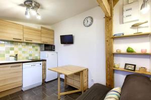 eine Küche mit einem Sofa und einem Tisch in einem Zimmer in der Unterkunft 6 personnes, 2 studios indépendants avec terrasse. in Arcachon