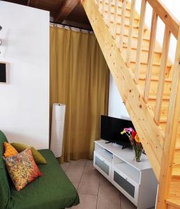 カターニアにあるIl Borghetto di Gigiのリビングルーム(緑のソファ、階段付)