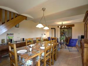 ein Esszimmer und eine Küche mit einem Tisch und Stühlen in der Unterkunft Gîte Saint-Forgeux-Lespinasse, 3 pièces, 4 personnes - FR-1-496-37 in Saint-Forgeux-Lespinasse