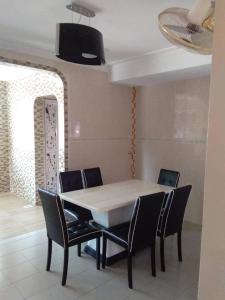 una sala da pranzo con tavolo e sedie di NICE HOME VILLA, Bandar Country Homes, Rawang a Rawang