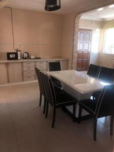 Η κουζίνα ή μικρή κουζίνα στο NICE HOME VILLA, Bandar Country Homes, Rawang