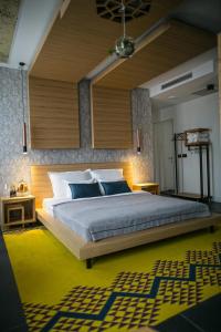 - une chambre avec un grand lit et un tapis jaune dans l'établissement Rooms Lejletul, à Split