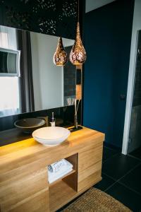 uma casa de banho com um lavatório e duas luzes pendentes em Rooms Lejletul em Split