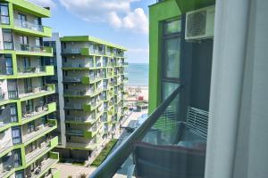 een balkon met uitzicht op het strand en de gebouwen bij Moonlight Studio - Spa n Pools beach Resort in Mamaia