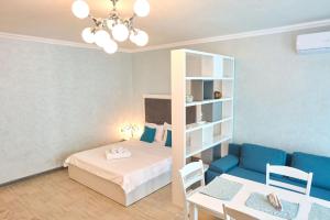 une chambre avec un lit, un canapé et une table dans l'établissement Moonlight Studio - Spa n Pools beach Resort, à Mamaia