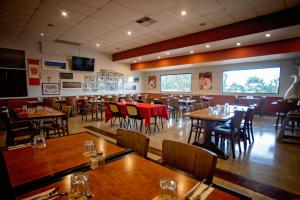 a dining room with tables and chairs in a restaurant at Wavecrest Village & Tourist Park WA in Hopetoun