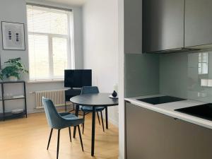 cocina y comedor con mesa y sillas en Quiet Studio in Riga City Centre - Self Check-in, Walkable to Major Attractions, en Riga