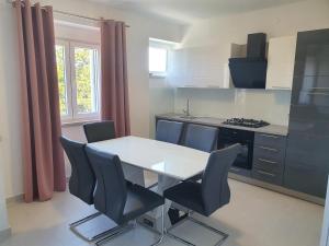 Kuchyň nebo kuchyňský kout v ubytování Apartment Ivica