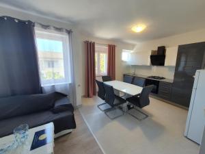 Kuchyň nebo kuchyňský kout v ubytování Apartment Ivica