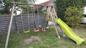 un groupe de balançoires dans un chantier dans l'établissement gite l'opale, à Lailly-en-Val