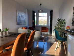 WhitleyにあるCoventry Modern House, Private Parking, A45 A46, Sleeps 6, by EMPOWER HOMESのリビングルーム(テーブル、椅子付)