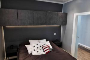 um quarto com uma cama com duas almofadas em Luxury apartment In the middle Of old Rauma em Rauma