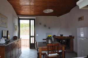 een keuken met een houten plafond en een tafel bij La casa di Silvia in Vallecchia