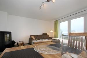 ein Wohnzimmer mit einem Sofa und einem Tisch in der Unterkunft F-1037 Haus Neuendorf - Kaminfeuer in Putbus