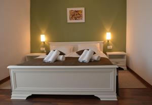 1 dormitorio con 1 cama blanca y 2 lámparas en Casa Ferata - holiday home, en Vižinada
