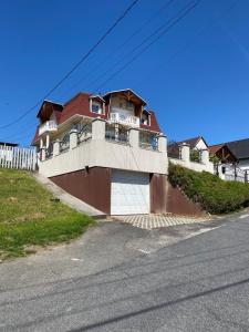 dom przy drodze w obiekcie Arany Apartmanház Zalagyöngye w Zalakaros
