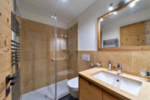 La salle de bains est pourvue d'un lavabo, d'une douche et de toilettes. dans l'établissement Engadina Chesa Gluna - Madulain, à Madulain