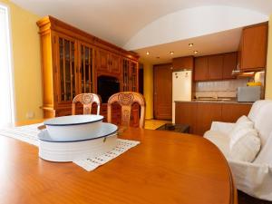 a kitchen with a wooden table with bowls on it at INNOUTHOME Casa familiar, piscina a 200m de la playa Ham II in L'Ametlla de Mar
