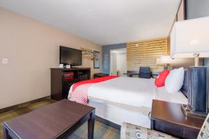 a hotel room with a bed and a flat screen tv at Capital O 3Y Motel Mount Vernon Renfro Valley in Mount Vernon