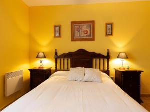 a bedroom with a large bed with yellow walls at INNOUTHOME Casa familiar, piscina a 200m de la playa Ham II in L'Ametlla de Mar +29 photos