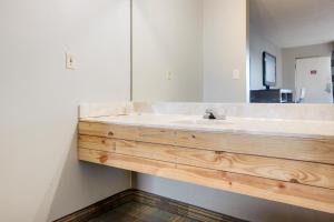 a bathroom with a sink and a mirror at Capital O 3Y Motel Mount Vernon Renfro Valley in Mount Vernon +31 photos