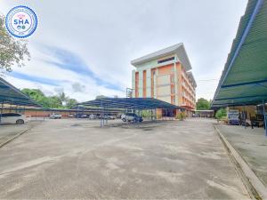 um parque de estacionamento em frente a um edifício em Jaroonsak Grand em Trang