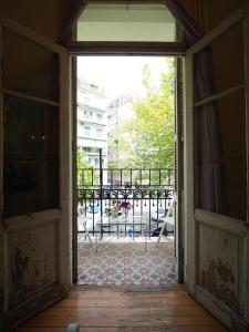 Drzwi otwarte z widokiem na balkon w obiekcie Chateau Leconte w Salonikach