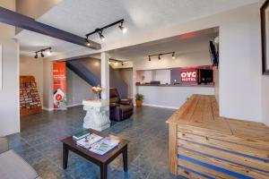 a living room with a couch and a table at Capital O 3Y Motel Mount Vernon Renfro Valley in Mount Vernon