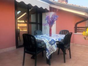 Rõdu või terrass majutusasutuses Appartamento Eden +16 fotot