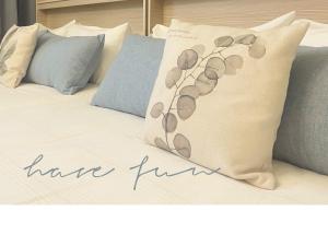 Una almohada con fe escrita en una cama en have fun ! 花園夜宿 en Tainan