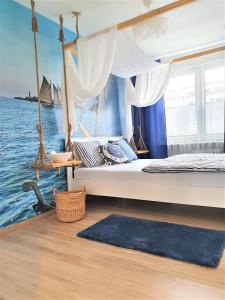 a bedroom with a swing bed on a boat at Wera - klimatyczny apartament 300 m od plaży Brzeźno - AZW Gdańsk in Gdańsk