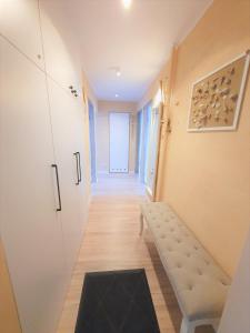 a hallway with a bench and a door in a room at Wera - klimatyczny apartament 300 m od plaży Brzeźno - AZW Gdańsk in Gdańsk