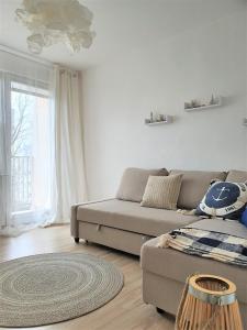 a living room with a couch and a table at Wera - klimatyczny apartament 300 m od plaży Brzeźno - AZW Gdańsk in Gdańsk