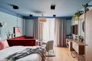 1 dormitorio con cama, escritorio y mesa en Schwan Locke en Múnich