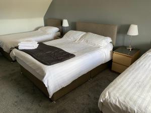 En eller flere senge i et værelse på The Barn Lodge